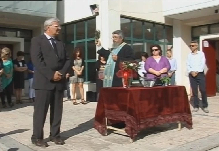 Κοζάνη: «Μαύρος» Αγιασμός στο σχολείο των θυμάτων του τροχαίου δυστυχήματος (βίντεο)